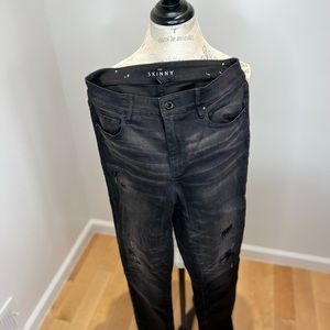 Skinny jeans with reaps filled with sequins.